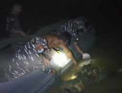 Tim SAR TNI AL Lanal Palembang Evakuasi Sesosok Mayat di Perairan Sungai Batanghari