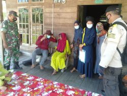 Babinsa dan Bhabinkamtibmas Desa Teluk Dampingi Nakes Vaksinasi Door To Door