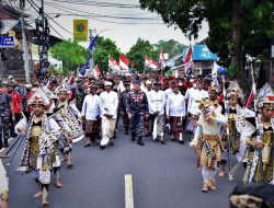 Warga Bali Arak Kasal Menuju Puri Ageng Blahbatuh