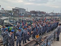 TNI AL Bantu Perbaikan Tanggul Pelabuhan Tanjung Mas yang Jebol