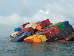 Tim SAR Gabungan TNI AL Evakuasi Kecelakaan Kapal Angkut Peti Kemas di Selat Malaka
