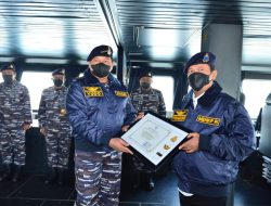 Dukung Kemajuan Pushidrosal, Kasal Sematkan Brevet Kehormatan kepada Menteri KKP