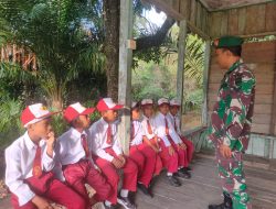 Babinsa 03/Bunut Berikan Materi Wasbang Kepada Siswa SDN 05 Kuala Tolam