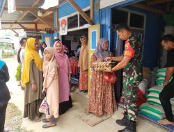 Babinsa Koramil 01/Bkn Bantu Salurkan Bansos PKH Kepada Masyarakat