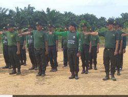 Babinsa Koramil 04/Pkl Kuras Latih PBB dan Wasbang Satgas MTA