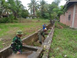 Babinsa Serma Sarajudin Bersama Masyarakat Bersihkan Gorong- Gorong