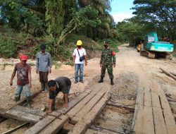 Serma Muhar Babinsa Koramil 13/Rokan dan Wargs Goro Perbaiki Jembatan