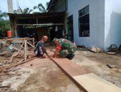 Babinsa Bantu Warga Bangun Masjid di Kampung Pancasila Desa Talikumain