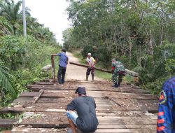 Babinsa Serda Aan Setiawan Goro Bersama Warga Perbaiki Jembatan Rusak