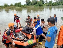 Sertu Helmi Zikri Bantu Pecarian dan Evakuasi Korban Yang Hanyut di Sungai Kampar