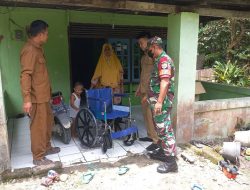 Babinsa Koramil 04/Pkl Kuras Dampingi Pemdes Salurkan Bantuan Kursi Roda Untuk Warga Kurang Mampu
