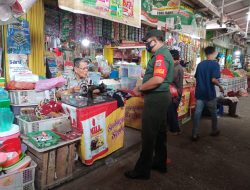 Penuh Keakraban, Babinsa KOMSOS Bersama Tukang Jahit Pakaian