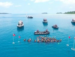 Bangkitkan Kejayaan Maritim, TNI AL Kibarkan 77 Bendera Merah Putih di Bawah Laut