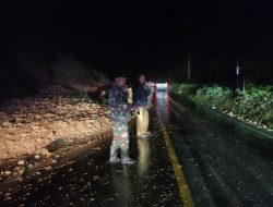 Tanah Longsor Halangi Jalan, Babinsa Koramil 01/Bkn Atur Kendaraan yang Melintas