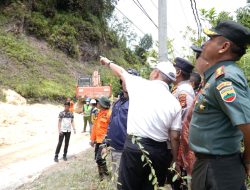 Dandim 0313/KPR, Bersama Forkopimda Kampar Tinjau Lokasi Longsor Lintas Sumbar – Riau di Km 76 dan 86 Desa Merangin