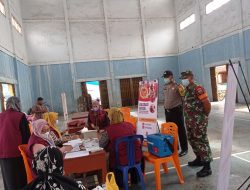 Babinsa Desa Lubuk Bendahara Mendampingi Nakes Pemberian Vaksinasi di Desa Binaan