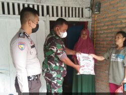 Sabtu Berbagi, Babinsa Koramil 16/Tapung Bersama Bhabinkamtibmas Bagikan Paket Sembako