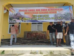 Masyarakat Sinama Nenek Geruduk Serta Segel Kantor Desa