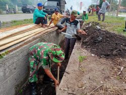 Babinsa Sertu M. Rasul Kerja Bhakti Bersih Drainase Bersama Masyarakat