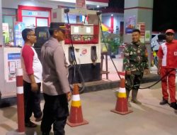 Antisipasi Kenaikan Harga BBM, Babinsa Koramil 16/Tapung Bersama Kapolsek Tapung Hilir Laksanakan Patroli