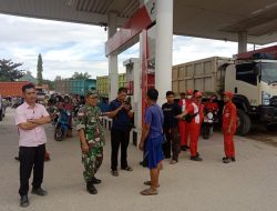 Pasca Kenaikan Harga BBM, Babinsa Koramil 09/Langgam Bersama Polsek Pangkalan Kerinci Pantau Situasi SPBU