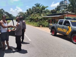 Kapolsek XIII Koto Kampar Bagikan Beras Kepada Sopir Angkot dan Sopir Truk