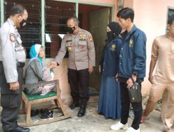 Kapolsek XIII Koto Kampar Bagikan Bansos Kepada Warga Tanjung Alai
