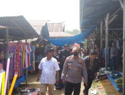 Kapolsek XIII Koto Kampar Monitoring Harga Sembako di Pasar Tradisional Tanjung Alai