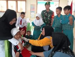 Peran Aktif, Babinsa Salo Dampingi Pelaksanaan Imunisasi Anak Nasional (BIAN) di Sekolah
