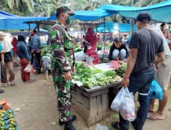 Babinsa Koramil 03/Bunut Pantau Harga Sembako di Pasar