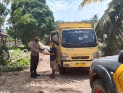 Anggota Polsek XIII Koto Kampar Bagikan Beras Kepada Sopir Angkot dan Truk di Desa Sibiruang
