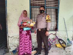 Bhabinkamtibmas Bagikan Bansos Kepada Warga Kurang Mampu di Desa Bandur Picak