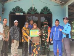 Babinsa Koramil 05/Kampar Kiri Kawal Pendistribusian BLT- DD ke Rumah Warga