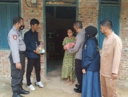 Lagi, Kapolsek XIII Koto Kampar Bagikan Paket Sembako di Desa Tanjung Alai