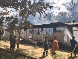 SDN 10 Pagaran Tapah di Rokan Hulu Terbakar, Petugas Gabungan Padamkan Api