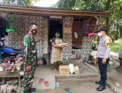 Babinsa Koramil 04/Pkl Kuras Dampingi Pemberian Sembako Bagi Warga Terdampak Kenaikan BBM di Kampung Pancasila