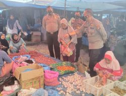 Kapolsek XIII Koto Kampar Monitoring Harga Sembako di Pasar Batu Bersurat