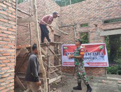 Tumbuhkan Jiwa Gotong-royong di Kampung Pancasila, Babinsa Bantu Membuat Rumah Warga