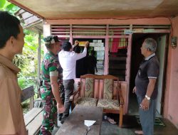 Babinsa Koramil 16/Tapung Dampingi Perangkat Desa Memberikan Label Rumah Penerima Bantuan Sosial BLT- DD