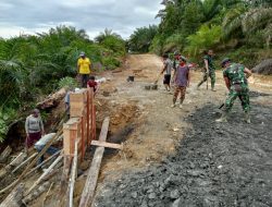 Babinsa Koramil 05/KK Bersama Warga Bangun Gorong-Gorong Untuk Akses Jalan