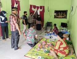 Wujud Kepedulian, Babinsa Koramil 16/Tapung Bersama Bhabinkamtibmas Kunjungi Warga Sakit
