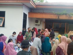 Babinsa Koramil 02/ Rambah Laksanakan Upaya Menyadarkan Masyarakat Ikuti Prokes