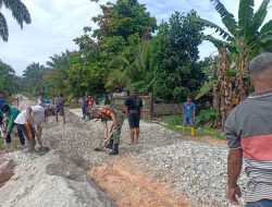 Penuh Semangat, Babinsa Koramil 07/Kampar Goro Bersama Warga Membangun Semenisasi Jalan