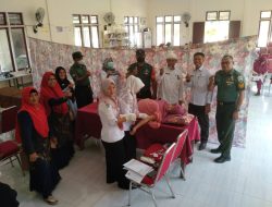 Sukseskan KB Kesehatan di Kampung Pancasila, Babinsa Koramil 01/Bkn Dampingi Puskesmas Laboy Jaya