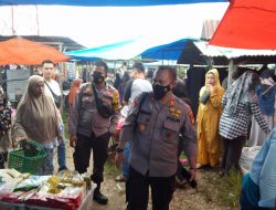 Kapolsek XIII Koto Kampar Turun Langsung Monitoring Harga Sembako di Pasar Batu Bersurat