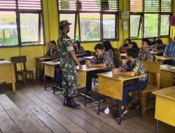 Babinsa Berikan Wawasan Kebangsaan Kepada Murid SMPN 1 Teluk Meranti