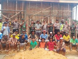 Dalam Rangka HUT TNI ke- 77, Sinegitas Babinsa Koramil 16/Tapung dan Anggota Polsek Tapung Hilir Goro Bangun Mushola Albadar
