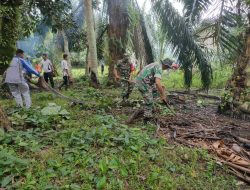 Jum’at Bersih, Babinsa Koramil 01/Bkn Bersama Upika dan Warga Lakukan Goro di Desa Kuok