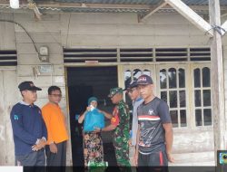 Salurkan Bantuan, Babinsa Koramil 16/Tapung Bersama Pemdes Tandan Sari Sambangi Rumah Warga Kurang Mampu
