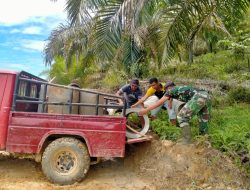 Karya Bakti Babinsa Koramil 05/Kampar Kiri Bersama Warga di Desa Sungai Sarik